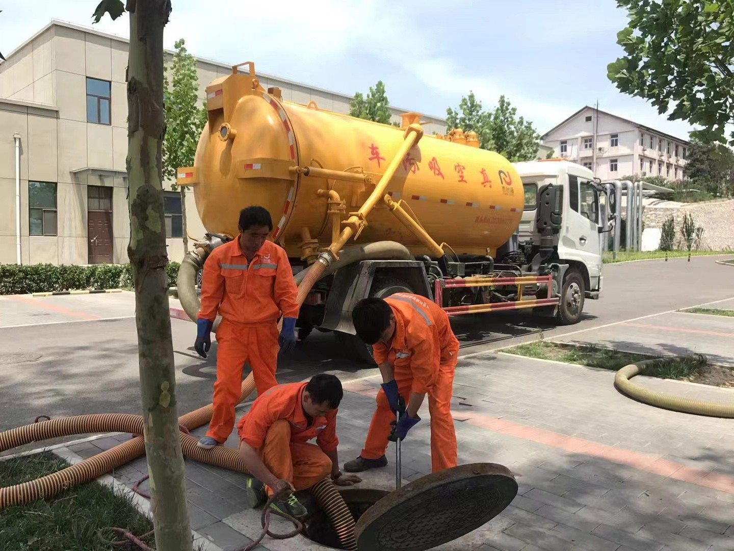 掇刀管道疏通车停在窨井附近