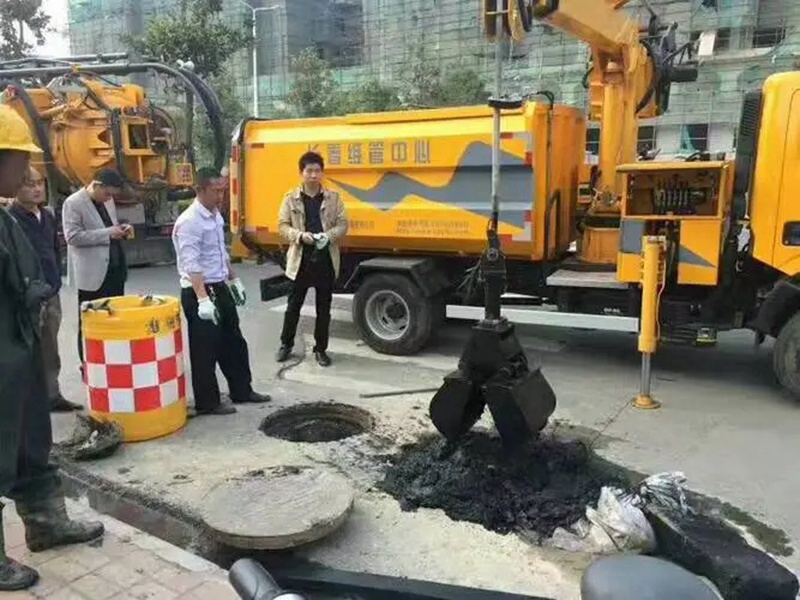 掇刀街道：网格员化身“清道夫”，为民解忧疏通“堵心”化粪池