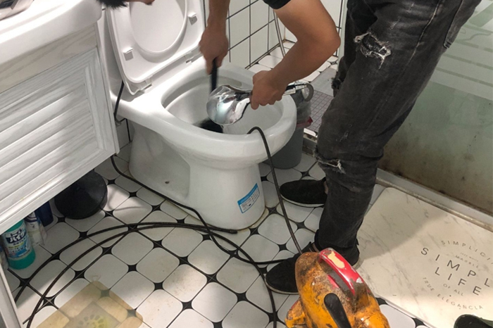 掇刀马桶堵塞自己疏通还是找师傅？专业上门服务让你省时更省心